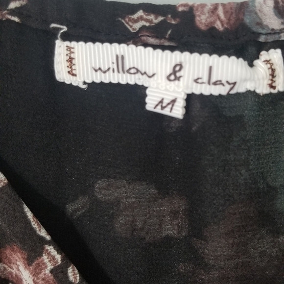 Willow & Clay Floral V-Neck Lightweight Tank Top. Adjustable Straps. Size M. - Picture 5 of 7